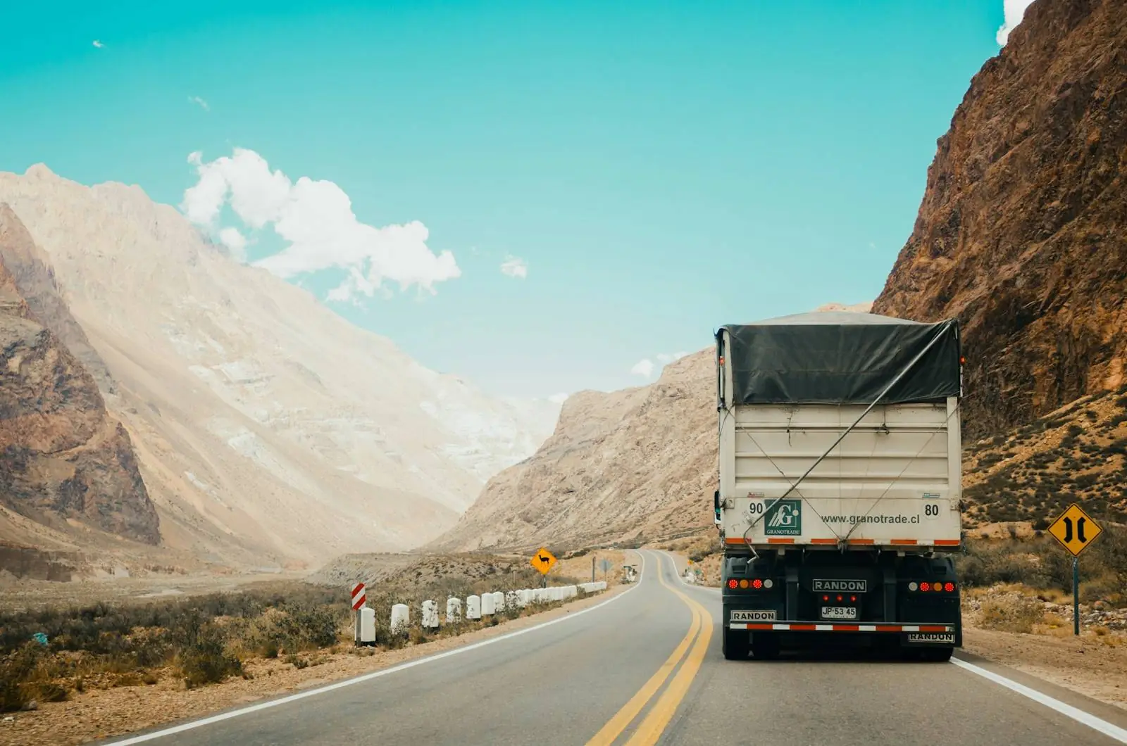Camion sur une route de montagne