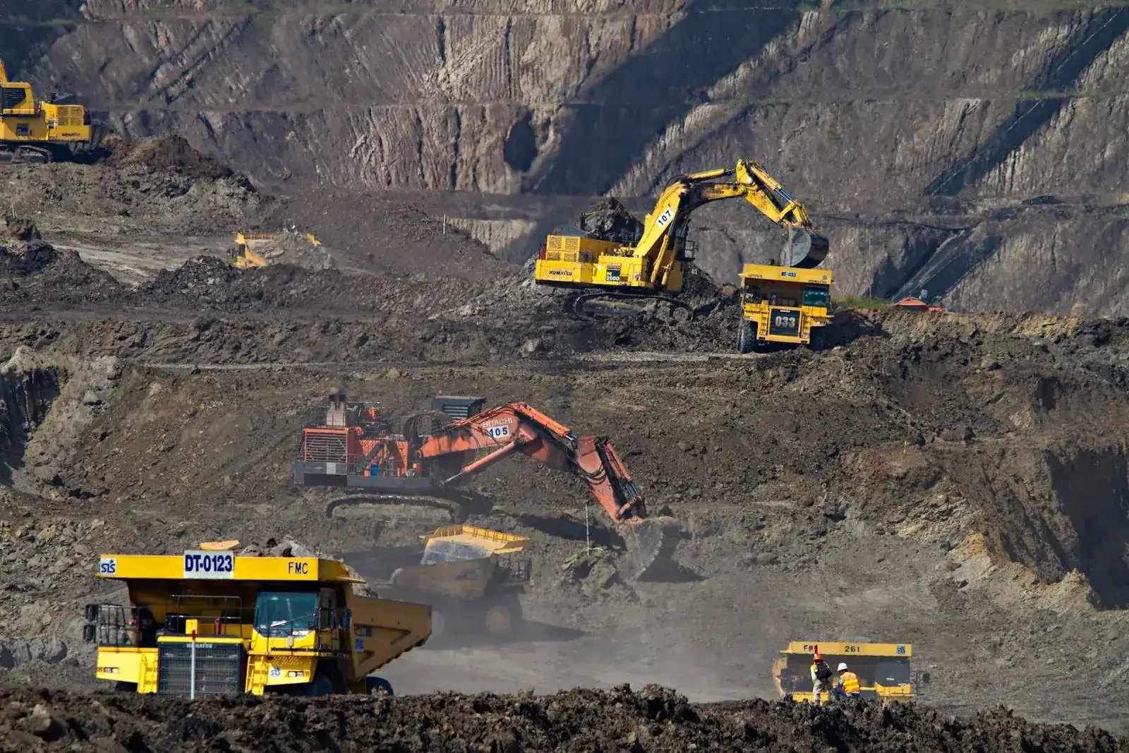 Mine à ciel ouvert avec pelles et camions